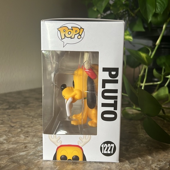 Pluto Funko Pop 2023 Disney Christmas, With Santa Letter, 1227 New - Picture 2 of 8